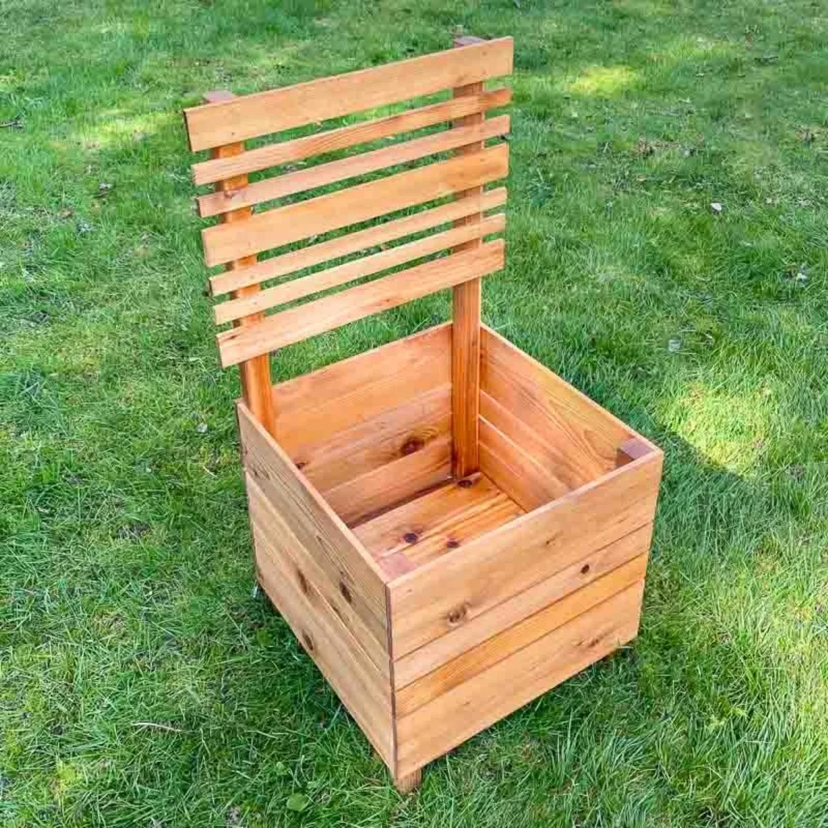 https://growhappierplants.com/wp-content/uploads/2022/10/DIY-planter-box-with-trellis-featured-image.jpeg.webp